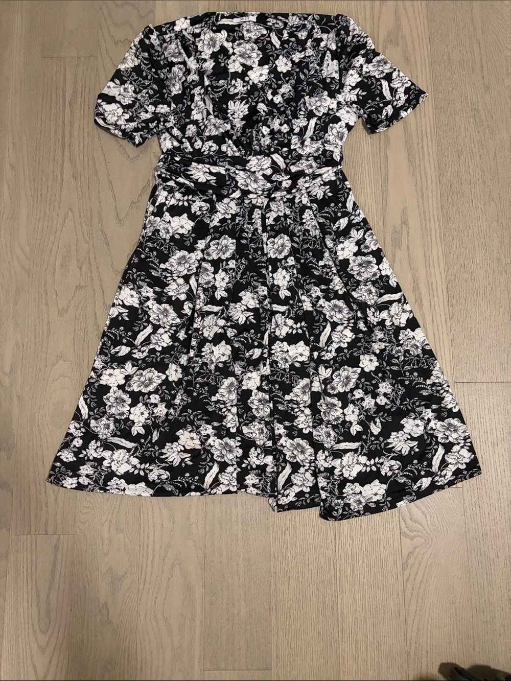 Suzy shier midi Black & White Floral Wrap Dress(NWOT)